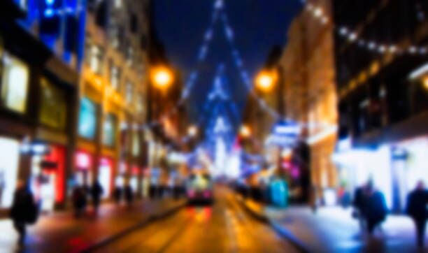 Abstract background of a blur Christmas market. Abstract christmas background with blur. Boke people on the street of the New Year’s city. Abstract christmas background with blur. Boke garland texas stock pictures, royalty-free photos & images