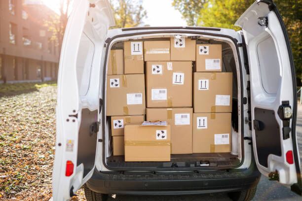 Courier van full of parcels and boxes Courier van full of parcels and boxes relocation services stock pictures, royalty-free photos & images