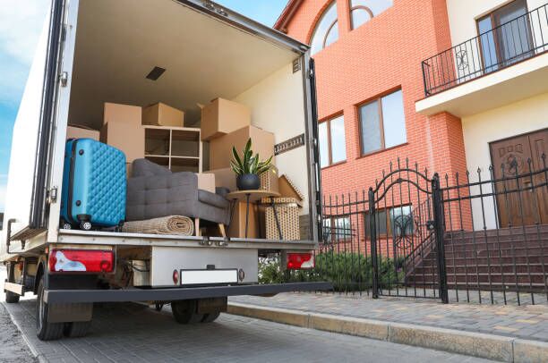 Van full of moving boxes and furniture near house Van full of moving boxes and furniture near house apartment movers stock pictures, royalty-free photos & images
