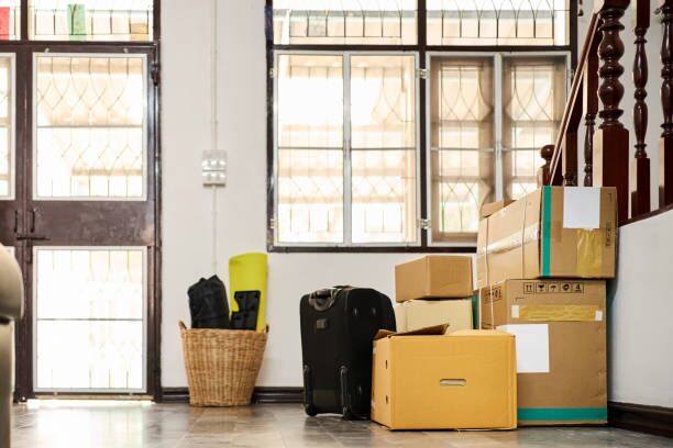 Cardboard boxes and bags for moving into a new home Empty room full of cardboard boxes and bags for moving into a new home items for apartment packing stock pictures, royalty-free photos & images